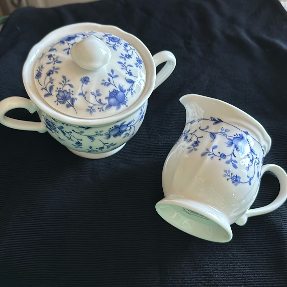 Like new EPOCH NORTHRIDGE Lidded sugar and creamer set. EXCELLENT CONDITION.